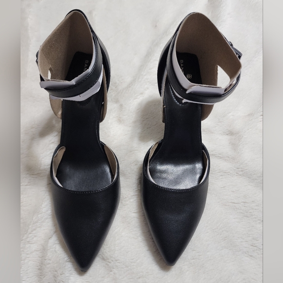 Bandolino Black Heels with Pointed Toe and Ankle Strap Size 9 - Picture 2 of 4